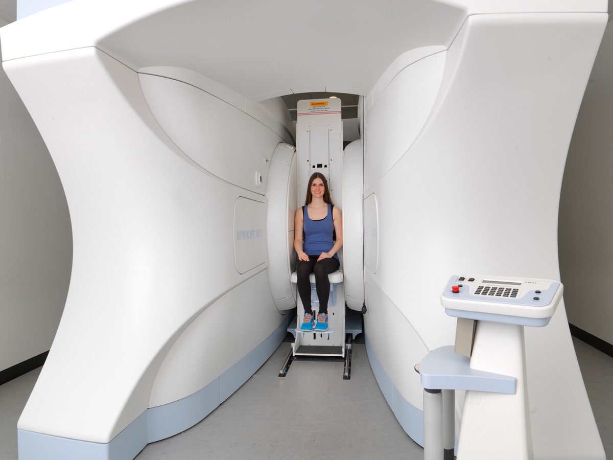 Upright-MRT — Untersuchung im Sitzen oder Stehen unter Belastung. Bild: <a href="https://medserena.com" target="_blank" rel="noopener noreferrer">Medserena AG</a>